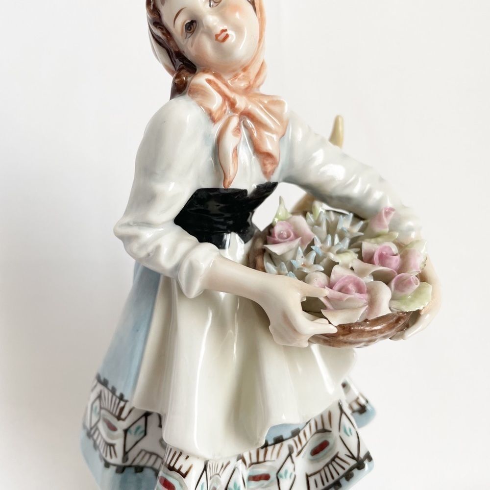 Vintage Andrea by Sadek #6054 Figurine 8” - Picture 3 of 8